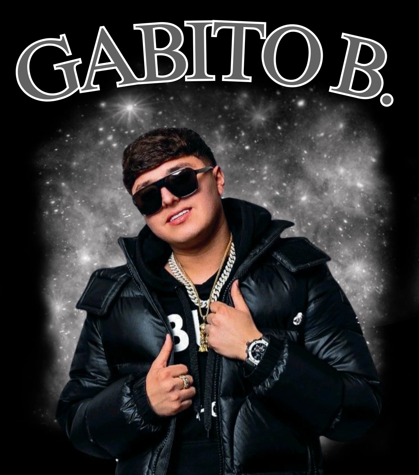 Retrato de joven con chamarra negra, gafas oscuras y cadenas doradas, fondo de estrellas y texto 'GABITO B.' en la parte superior. Diseño digital para impresión DTF y Sublimación, Alta Resolución. LimitedMX.